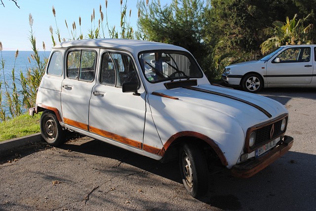Одна из любимых машин черногорцев — классический "Renault 4". В данном случае — с деревянной инкрустацией...