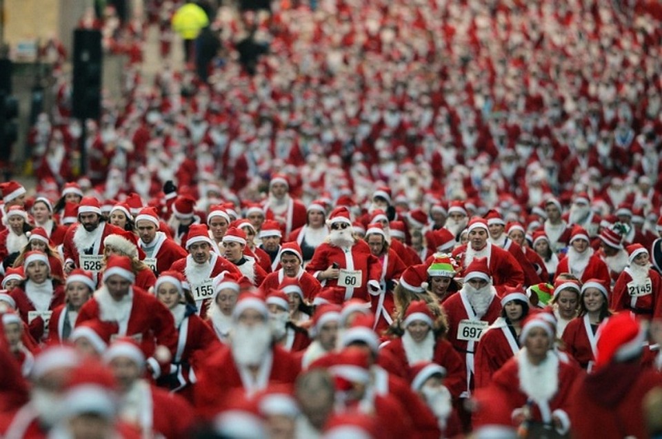Забег Санта-Клаусов в Шотландии 
