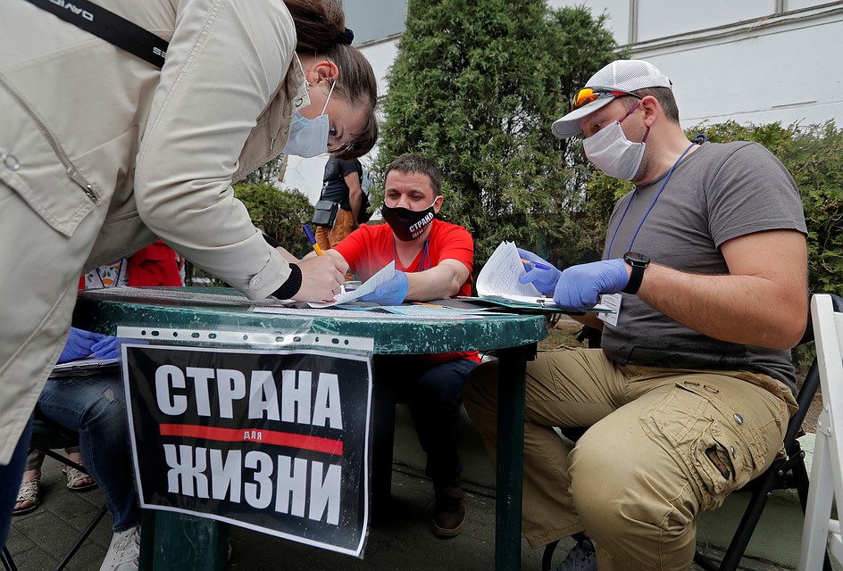 Белорусские оппозиционеры ведут сбор подписей за своего кандидата в президенты Фото: REUTERS
