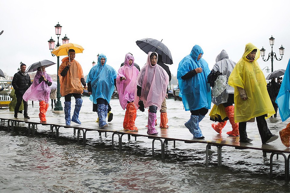 Tуристы наслаждаются прекрасным городом, несмотря на стихию Фото: GLOBAL LOOK PRESS