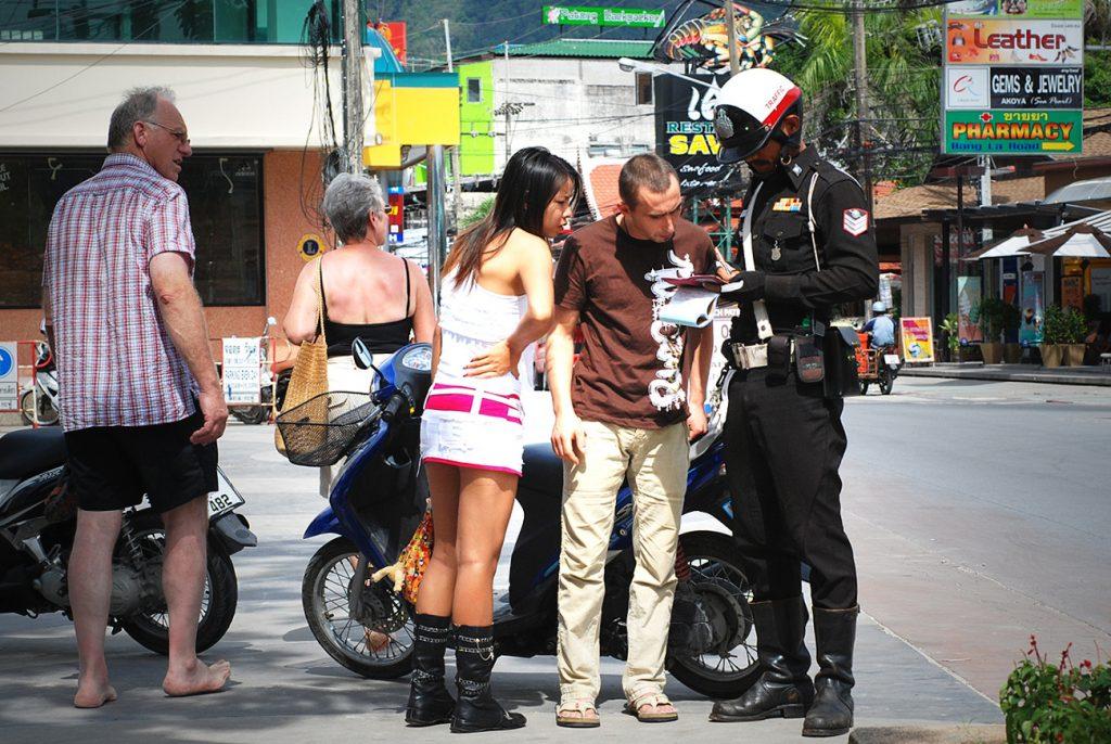 С правилами дорожного движения в Таиланде сложновато, но оно существует