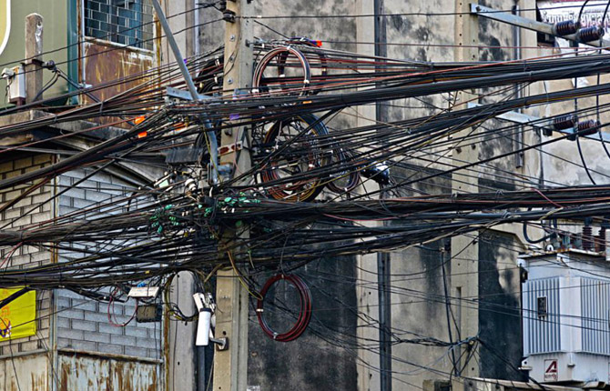 провода воздушных линий на улицах тайских городов