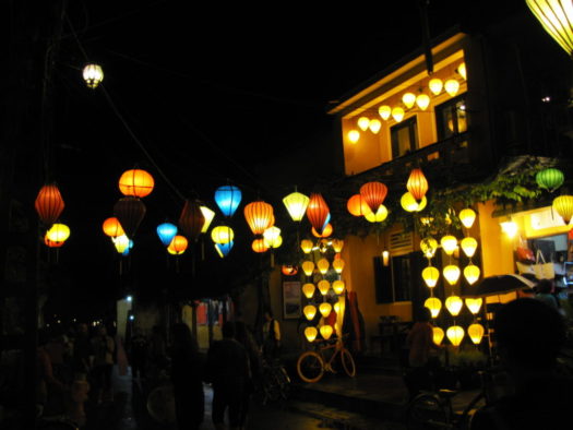 Фонарики на вечерних улицах Хойана