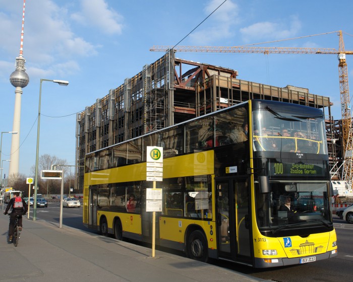 Двухэтажный автобус линии 100, фото Michael F. Mehnert
