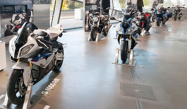 Зал мотоциклов музей БМВ