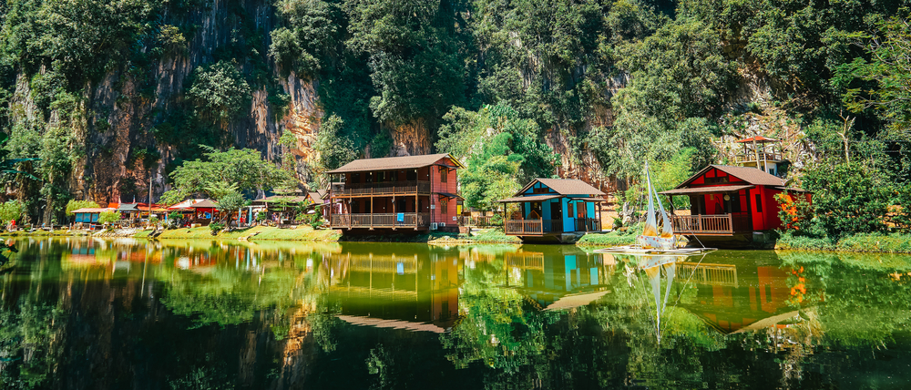 Домики на берегу озера в штате Перак в Малайзии