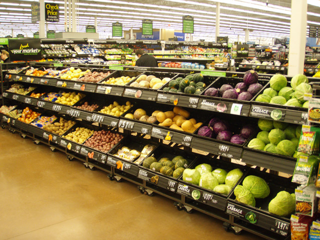 Витрина с овощами в супермаркете 