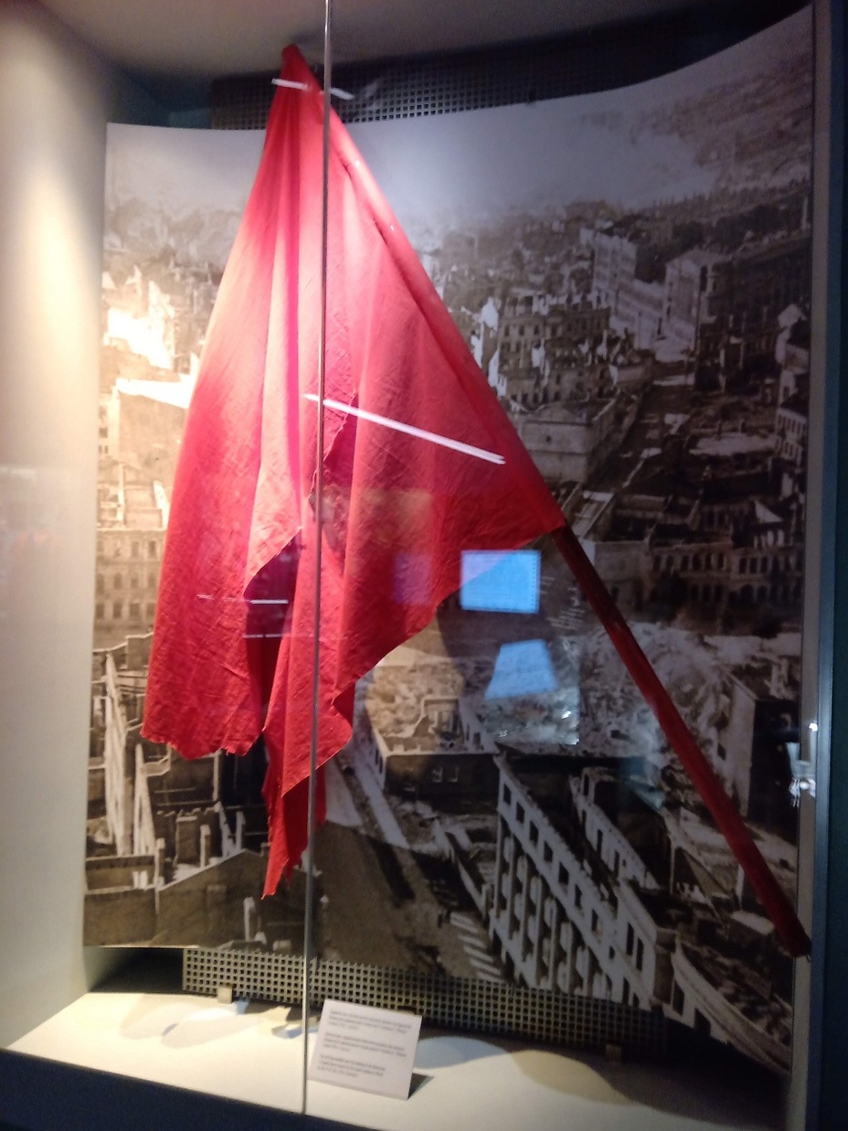 ​Красный флаг, установленный советскими солдатами 3 июля 1944 года на здании Белорусского государственного театра имени Янки Купалы в Минске - Главный военно-исторический музей Беларуси 