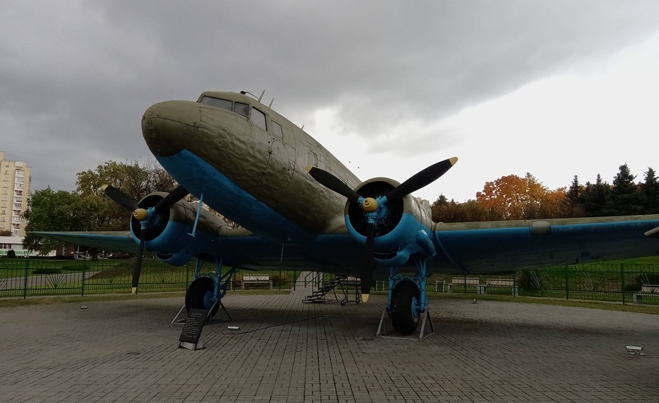 ​Самолёт Ли-2 на открытой площадке у здания музея - Главный военно-исторический музей Беларуси 