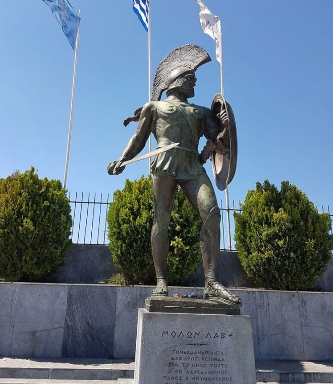 Статуя короля Леонида с надписью Приди и возьми