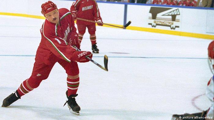 Лукашенко играет в хоккей