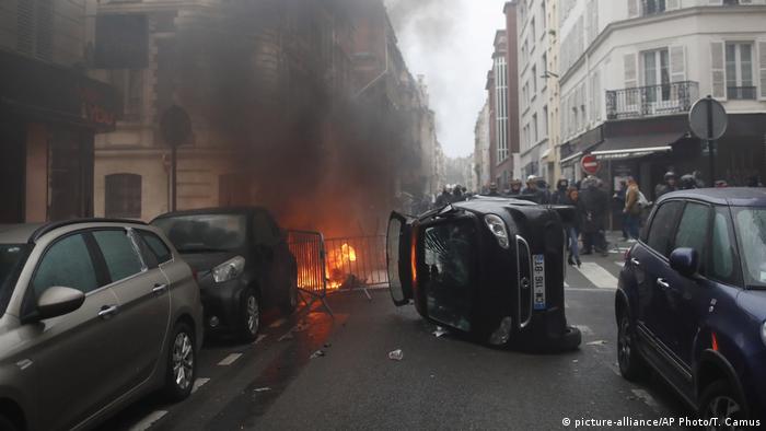 Перевернутые автомобили во Франции во время протестов желтых жилетов