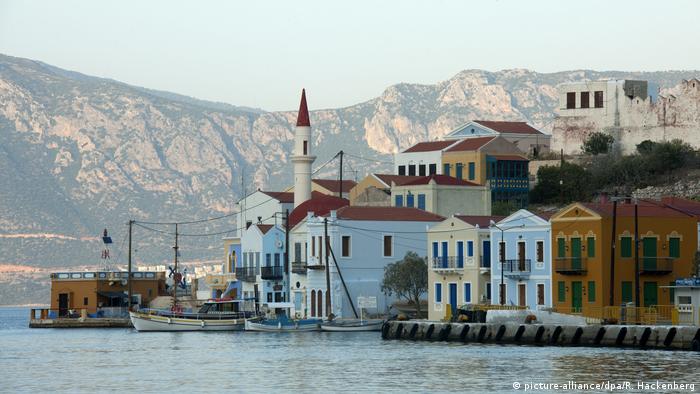 The Greek isle of Kastellorizo is seen with the Turkish coast in the background (picture-alliance/dpa/R. Hackenberg)
