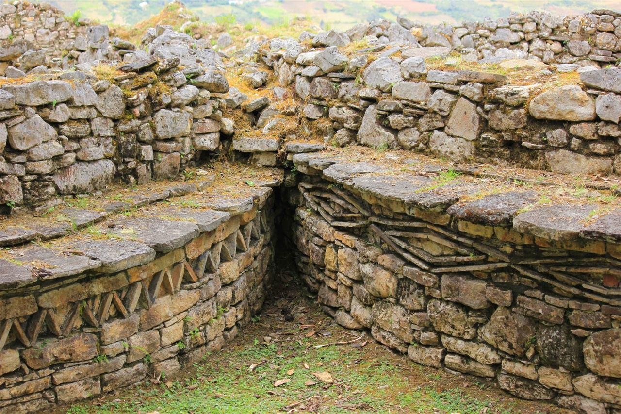 Каменные узоры в крепости Куэлап