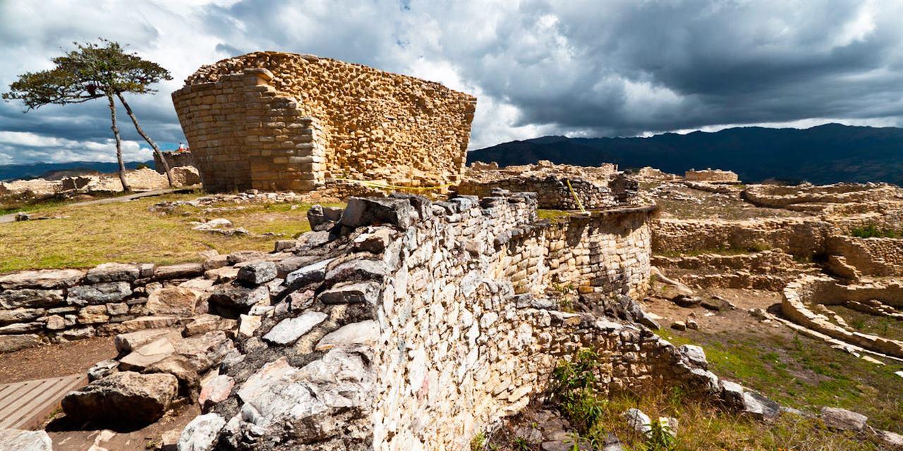 Древняя крепость Куэлап в Перу
