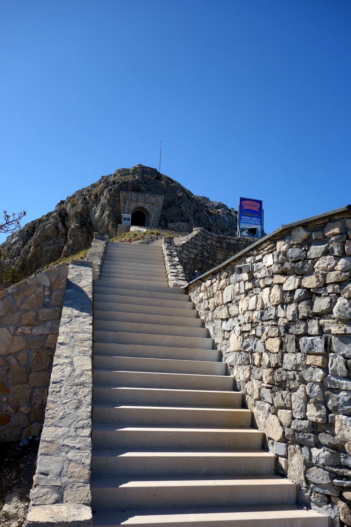 Лестница, ведущая в тоннель на гору к мавзолею Негоша (Черногория)