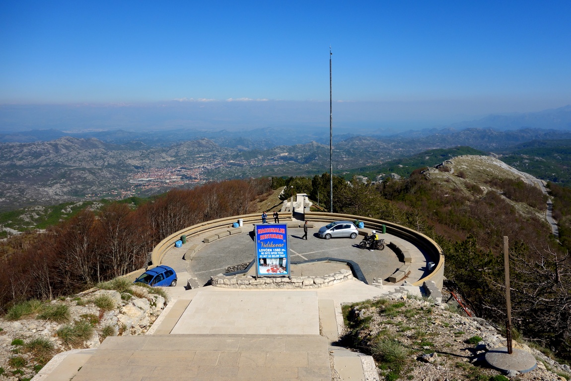 Площадка -остановка перед подъёмом на гору Ловчен к мавзолею (Черногория)