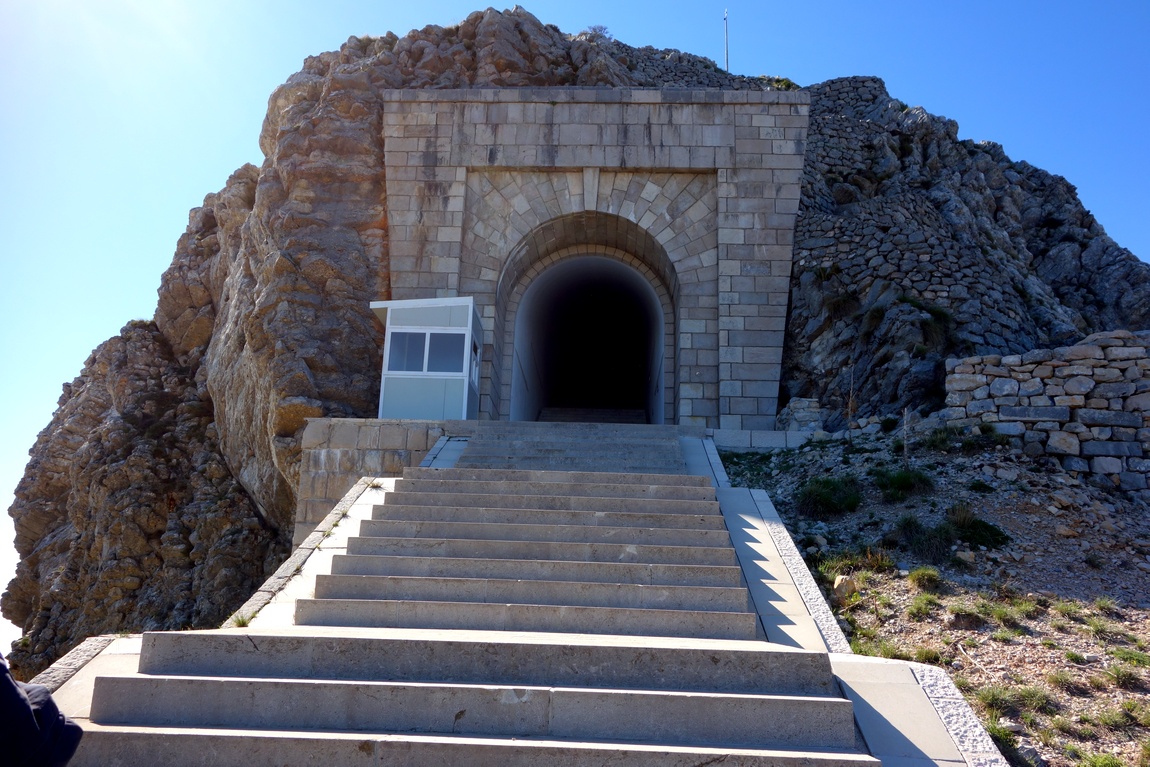 Лестница, ведущая в тоннель на гору к мавзолею Негоша (Черногория)