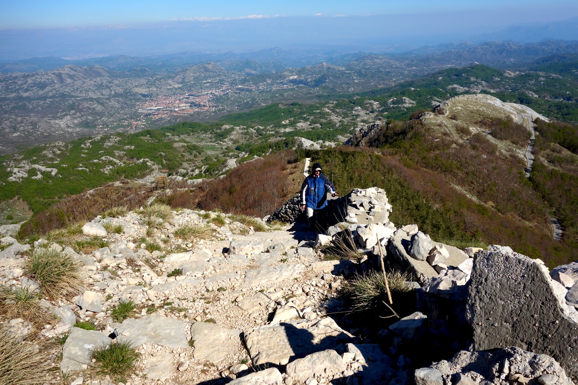 Подъём пешком в гору к мавзолею Негоша в Черногории