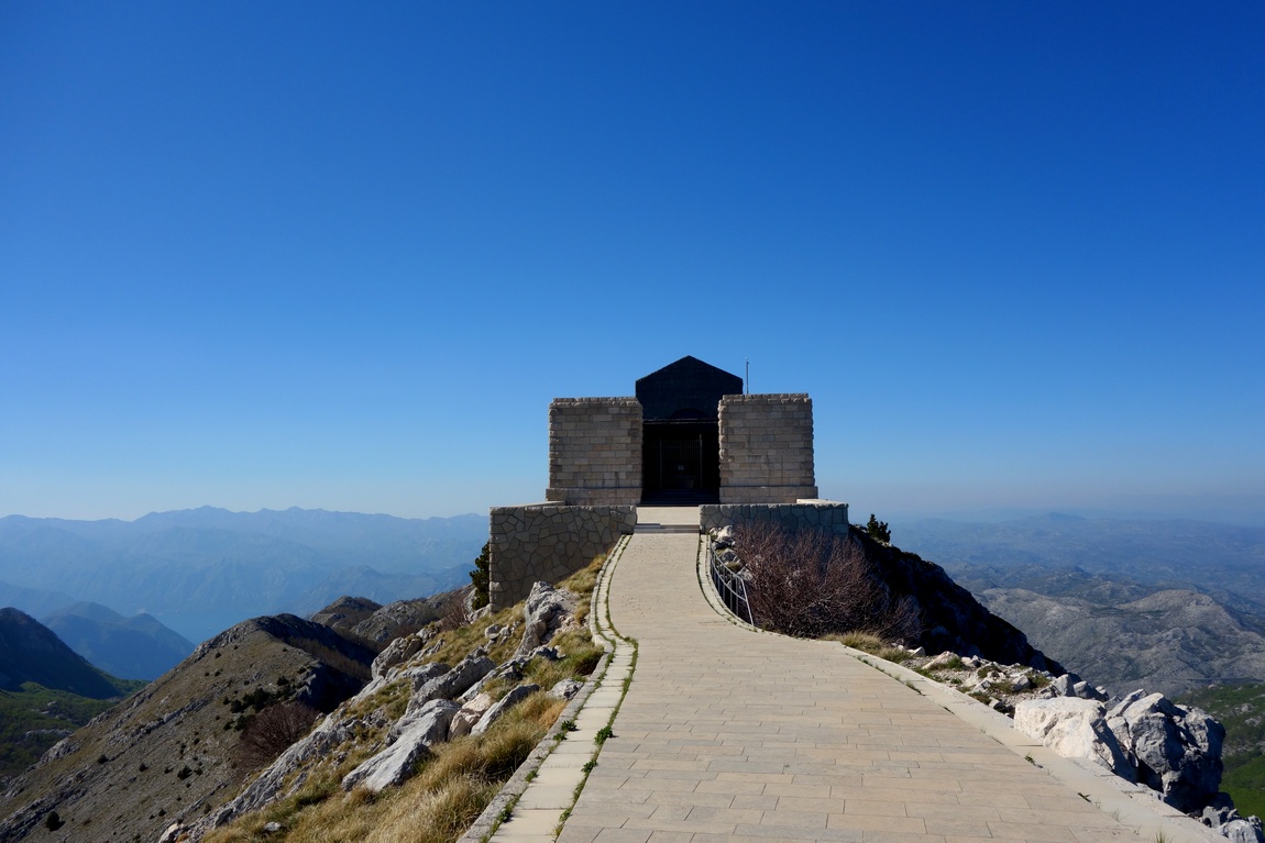 Вдали мавзолей Негоша на вершине горы Ловчен в Черногории