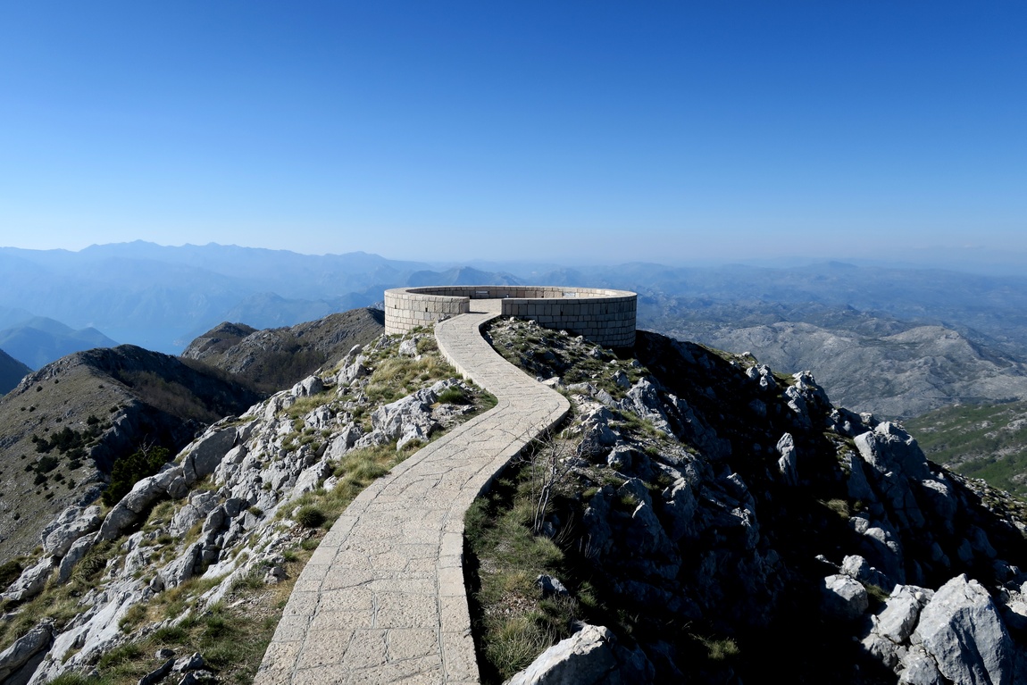 Смотровая площадка на вершине горы Езерски-Врх в Черногории