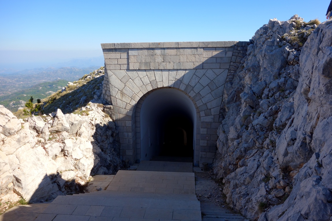 Вход в тоннель на горе в Черногории