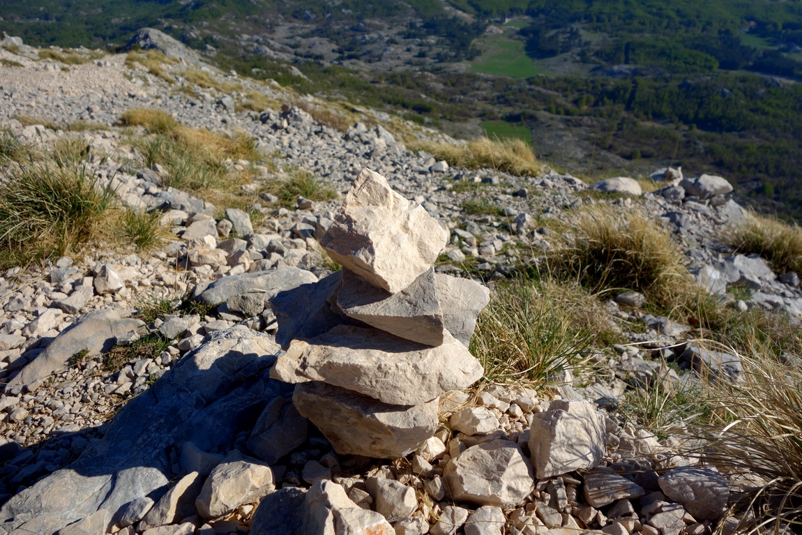 Пирамидка из камней в горах Ловчен