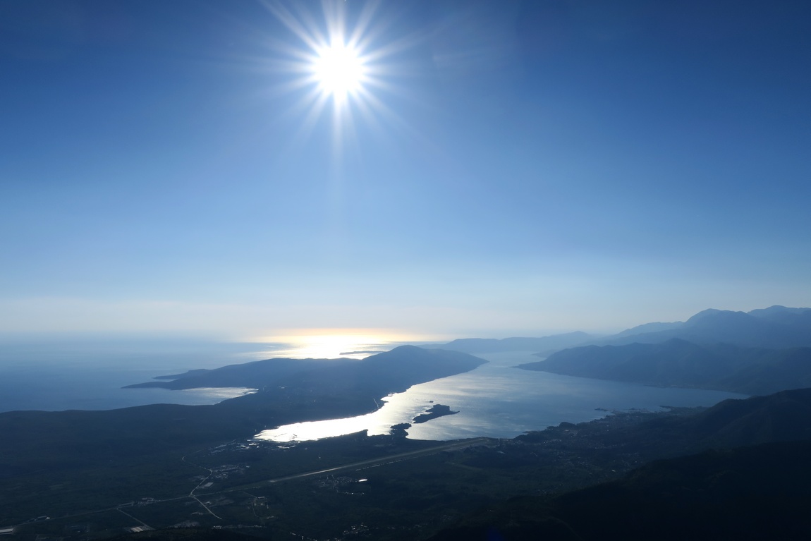  Солнце сверкает, как яркая звезда с высоты гор Ловчен в Черногории