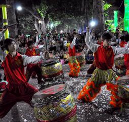 Основная масса вьетнамских праздников отмечается по лунному календарю, поэтому из года в год их даты смещаются на ранние или поздние сроки
